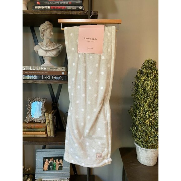 Kate Spade Gray White Polka Dot Fleece Throw 50x70 - Picture 3 of 7